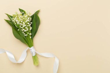 Vadi çiçeklerinin zambakları, arka planda renk, üst manzara.