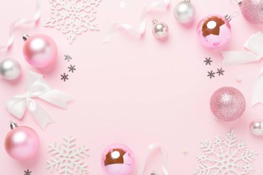 Noel dekoru, hediye kutuları ve renkli arka planda konfeti, üst manzara. Tasarım için alanı kopyala