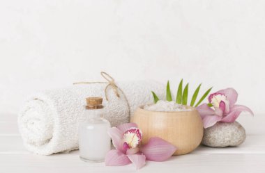 Orkideli kompozisyon, ahşap masadaki spa ürünleri