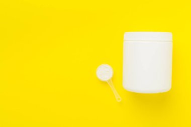 Renk arkaplanında protein tozu olan kavanoz, üst görünüm. Spor beslenme konsepti