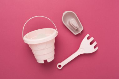 Renkli arka planda kumla oynamak için sevimli oyuncaklar, üst görünüm