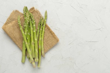 Beton zemin üzerinde taze kuşkonmaz, üst görünüm