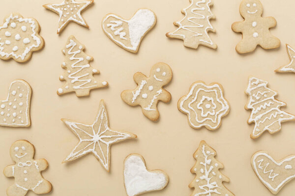 Симпатичная домашняя рождественская кулинария на цветном фоне, вид сверху