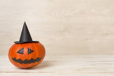 Ahşap arka planda Jack O Lanter dekoru olan Cadılar Bayramı kompozisyonu