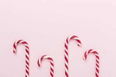 Renk arkaplan üzerinde noel lolipopları olan en düşük kompozisyon, üst görünüm