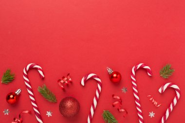 Renkli arka planda lolipoplar olan Noel kompozisyonu, üst görünüm