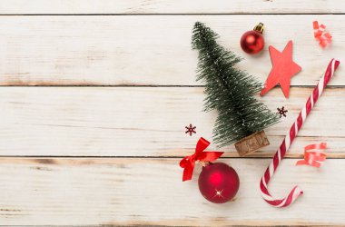 Minyatür Noel ağacı, hediye kutusu ve ahşap arka planda dekor.
