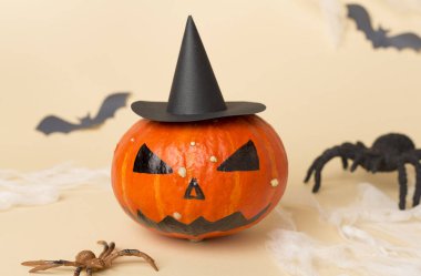 Arka planda jack o lanter dekoru olan Cadılar Bayramı kompozisyonu