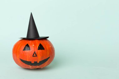 Arka planda jack o lanter dekoru olan Cadılar Bayramı kompozisyonu