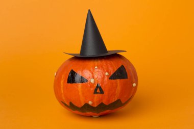 Arka planda jack o lanter dekoru olan Cadılar Bayramı kompozisyonu