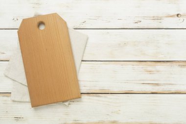 Tahta kesme tahtası, ahşap zemin üzerinde peçete, üst görünüm