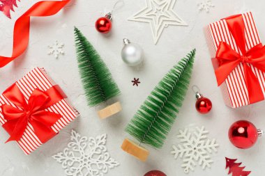 Beton arkaplanlı küçük noel ağacı, üst görünüm
