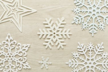 Ahşap arka planda güzel kar taneleri, üst manzara.