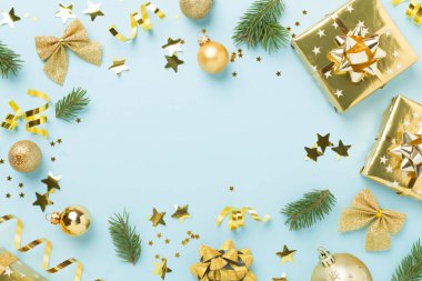 Noel dekoru, hediye kutuları ve renkli arka planda konfeti, üst manzara. Tasarım için alanı kopyala