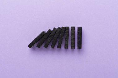 Renk arkaplan üzerinde siyah domino taşları, üst görünüm