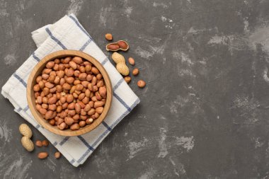 Beton arka planda soyulmuş fıstıklar, üst manzara