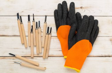 Ahşap arka planda marangoz araçları, üst görünüm