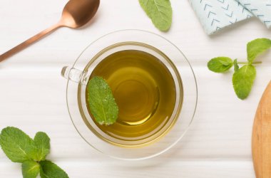 Ahşap arka planda taze nane çayı, üst manzara.