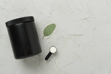 Arka planda protein tozu olan kavanozlar, üst manzara. Spor beslenme konsepti