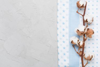 Somut arka planda dalı olan pamuk kumaş, üst görünüm