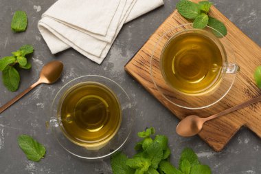 Beton zeminde taze nane çayı, üst manzara.