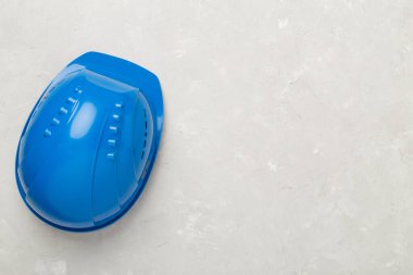 Beton arka planda mavi miğfer, üst manzara