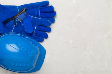 Beton zemin üzerinde mavi inşaat ekipmanları, üst görünüm