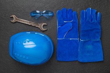 Beton zemin üzerinde mavi inşaat ekipmanları, üst görünüm