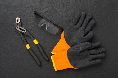 Beton zemin üzerinde mavi inşaat ekipmanları, üst görünüm