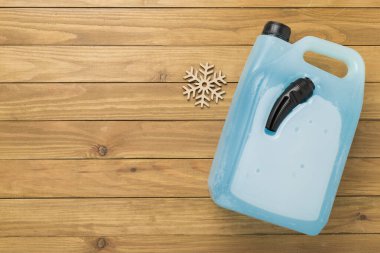 Beton zemin üzerinde antifriz olan kutu, üst görünüm