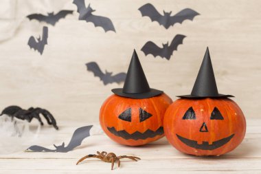 Ahşap arka planda Jack O Lanter dekoru olan Cadılar Bayramı kompozisyonu