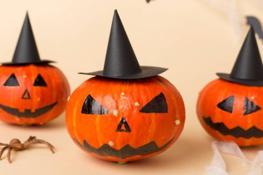 Arka planda jack o lanter dekoru olan Cadılar Bayramı kompozisyonu