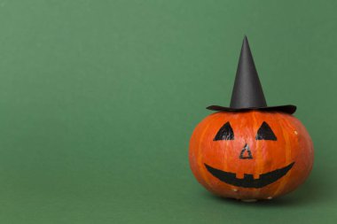 Arka planda jack o lanter dekoru olan Cadılar Bayramı kompozisyonu