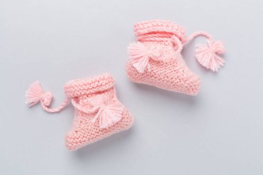 Renkli arka planda pembe bebek paçaları, üst manzara