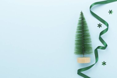 Arka planda dekoru olan küçük noel ağacı, üst görünüm