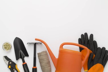 Renk arkaplanı üzerinde turuncu bahçe araçları, üst görünüm