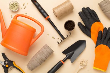 Renk arkaplanı üzerinde turuncu bahçe araçları, üst görünüm