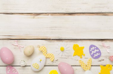 Paskalya yumurtaları ve ahşap arka planda şirin bir dekorasyon.
