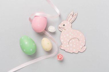 Renkli arka planda yumurtaları olan Paskalya tavşanı.