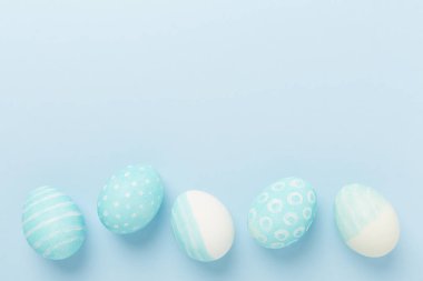 Renkli arka planda mavi paskalya yumurtaları, üst görünüm