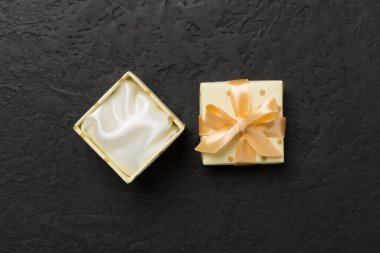 Beton zemin üzerinde bej rengi açık hediye kutusu, üst görünüm