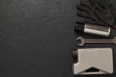 Beton arka planda araç gereçleri ve aksesuarlar, üst görünüm