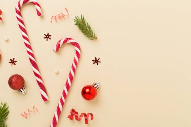 Renkli arka planda lolipoplar olan Noel kompozisyonu, üst görünüm