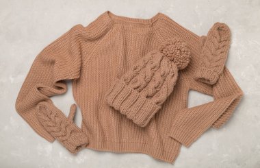 Kazak ve kış şapkası, eldivenli beton arka plan, üst manzara..