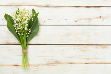 Vadi çiçeklerinin zambakları ahşap arka planda, üst manzara.