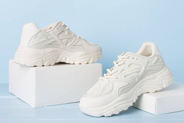 Renkli arka planda beyaz kadın moda spor ayakkabıları