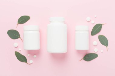 İlaç şişesi ve yeşil yapraklı arka plan, üst görünüm