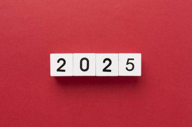 Renk arkaplanı ve üst görünümü 2025 olan küpler