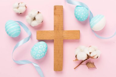 Çapraz arkaplanlı Paskalya yumurtaları, üst görünüm