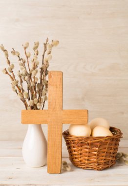 Ahşap zemin üzerinde çapraz paskalya yumurtaları